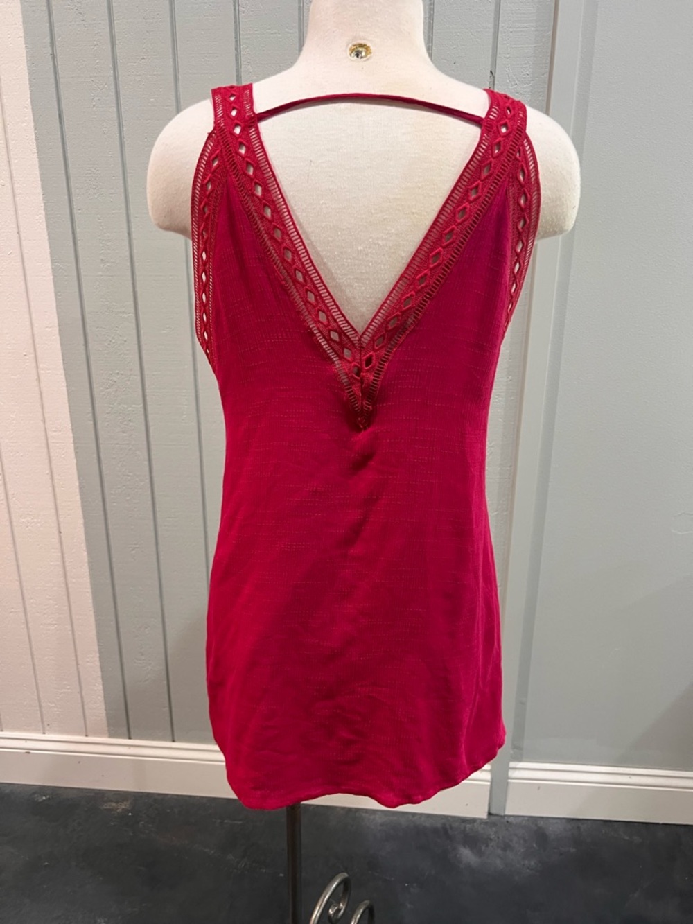Astr Crochet-Trim V-Neck Tank Top - Raspberry - Picture 2 of 2